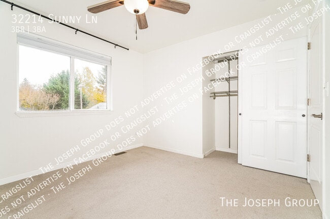 Building Photo - 32214 Sunny Ln