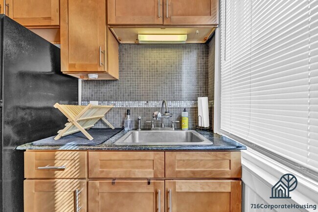 Building Photo - Furnished 3-Bedroom Lower Apartment on Delaware Ave