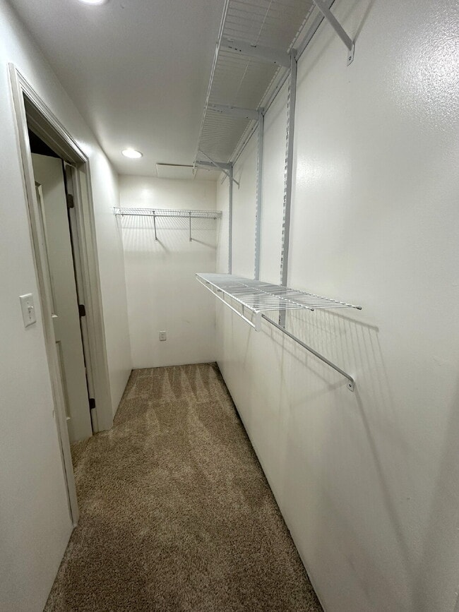 Building Photo - Lovely End Unit Townhome in Avondale Run!