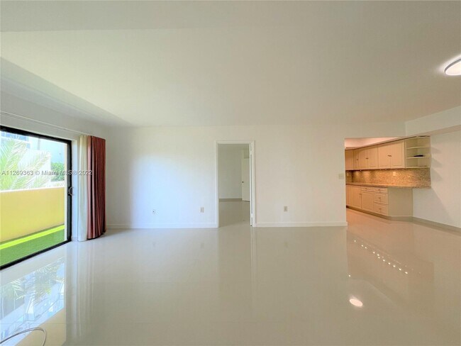 Building Photo - 2924 Collins Ave