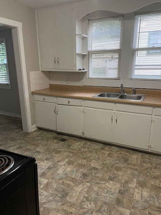 Building Photo - Charming Bungalow Vibes in the Heart of Ol...