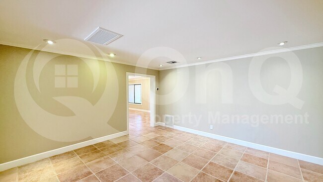 Building Photo - 3821 S Kenwood Ln