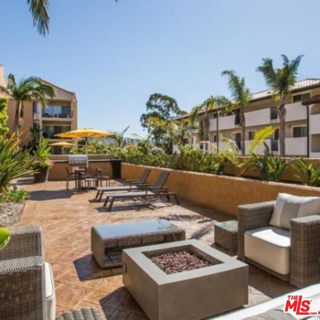 Building Photo - 6600 Beachview Dr