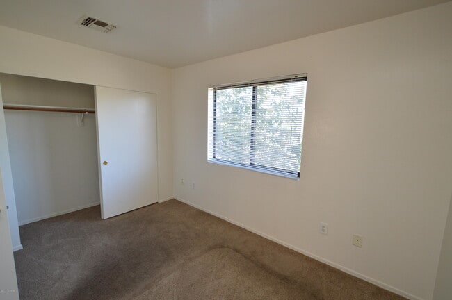 Building Photo - 4327 E Bellevue St