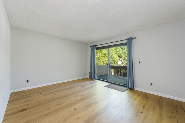 Building Photo - 6716 Clybourn Ave