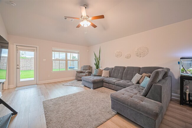 Building Photo - 2712 Golden Palms Ln