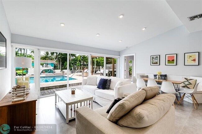 Building Photo - 1704 SW 4th Ct