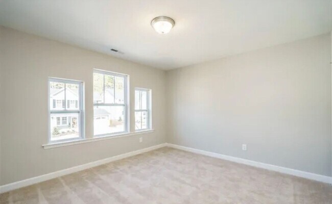 Building Photo - Beautiful & Open 4 Bedroom + 2.5 bath home with Loft!