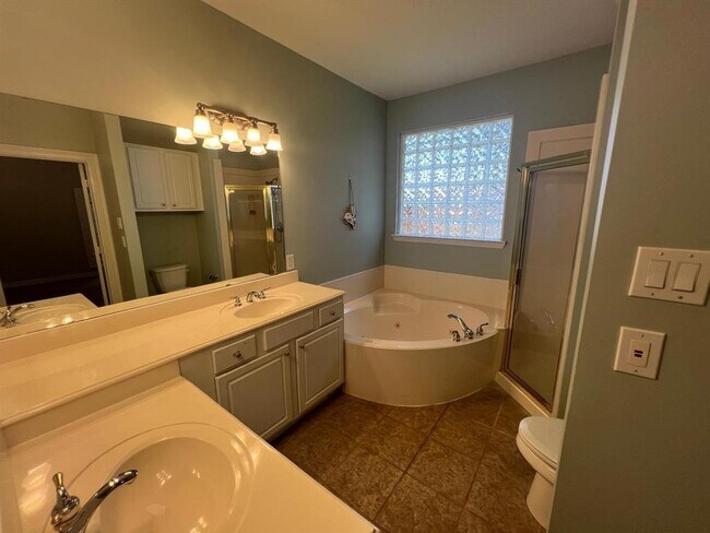 Building Photo - 1155 Enclave Square E