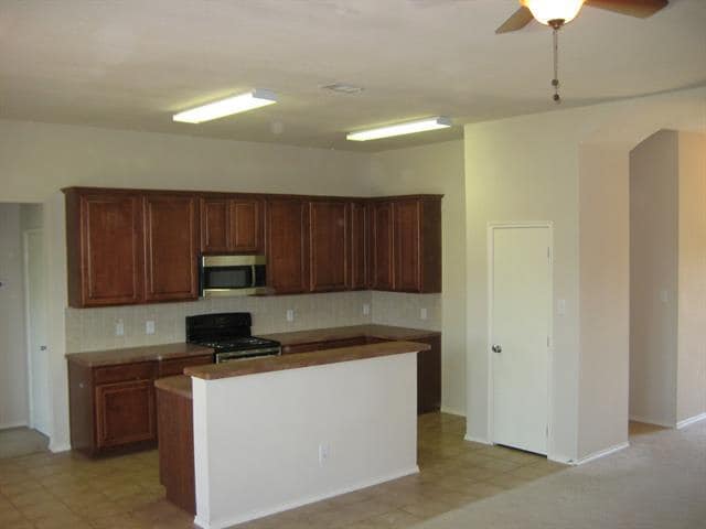 Building Photo - 704 Calender Ct