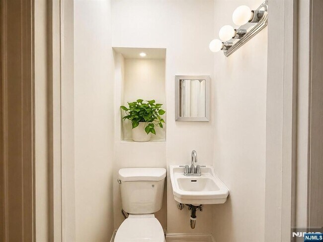 Building Photo - 1106 Bromley Ave