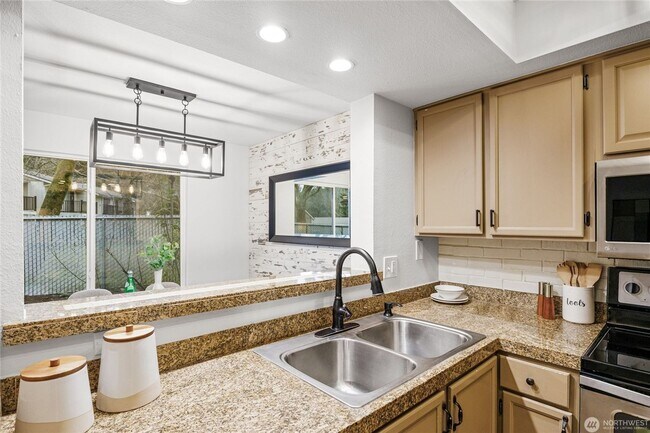 Building Photo - Spacious 2-Bedroom Ground Floor Condo with Private Yard in Kirkland