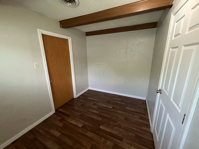 Building Photo - 601 Sutton Dr