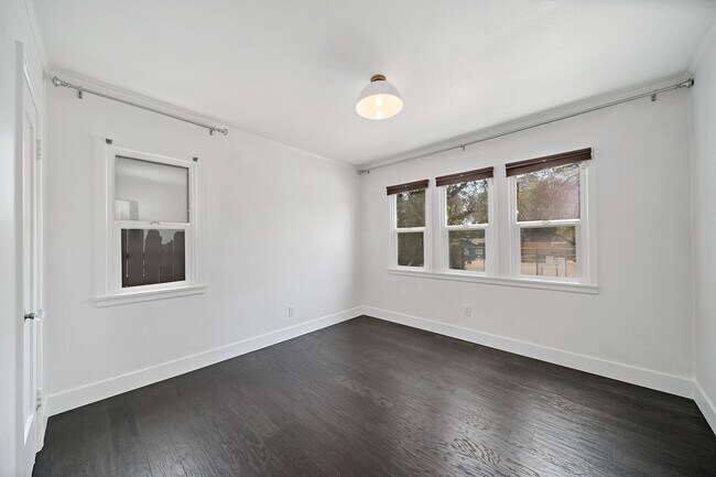 Building Photo - 4978 N North Maywood Ave