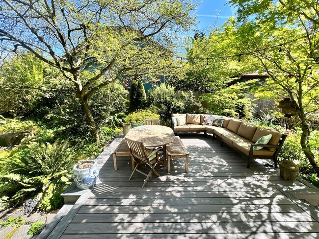 Building Photo - Gorgeous, Executive Living in Beautiful Ma...