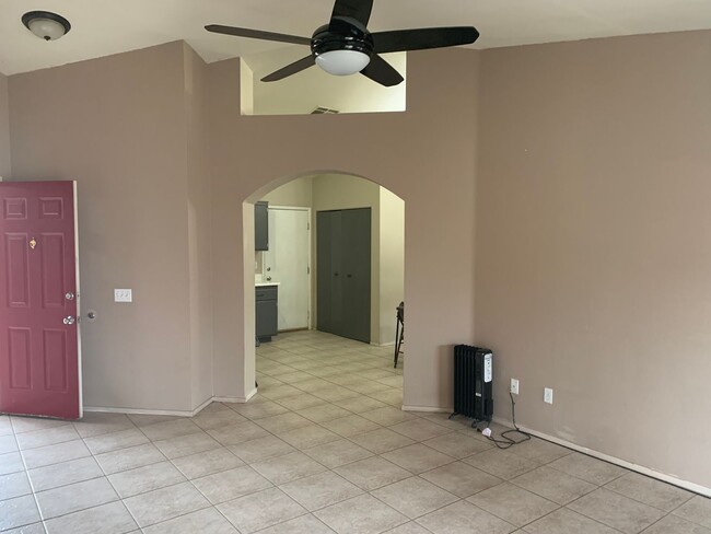 Building Photo - 3 Bedroom/2 Bathroom home has spacious lan...