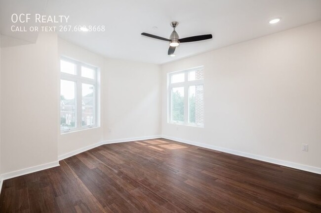 Building Photo - Large Modern Queen Village Three Bedroom /...