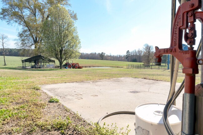 Building Photo - 3 Bedroom/2 Bathroom Equine Farm Home