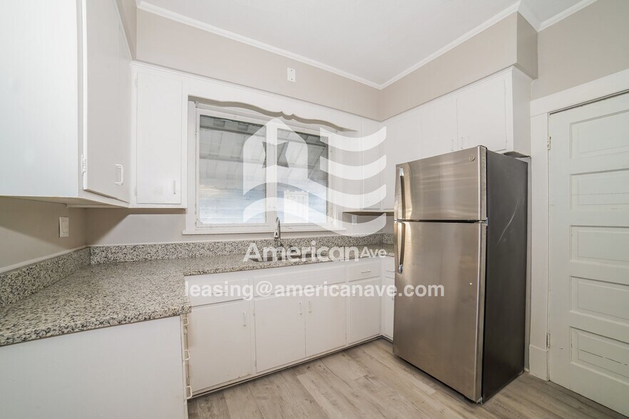 Building Photo - 1946 N Sheridan Rd