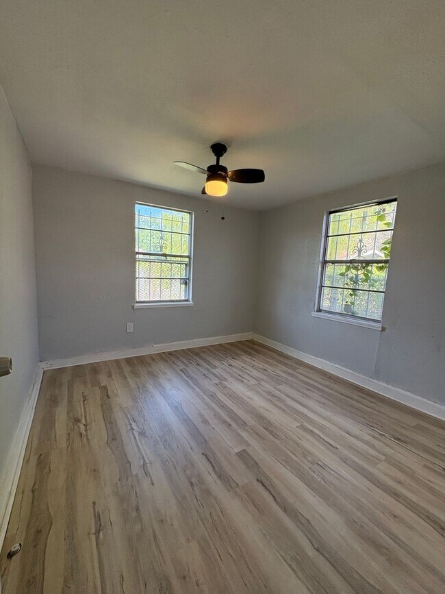 Building Photo - 3023 Oak Forest Ln