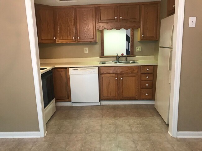 Building Photo - Lovely 3 bedroom Town Home with Fresh Paint and New Flooring Upstairs!!
