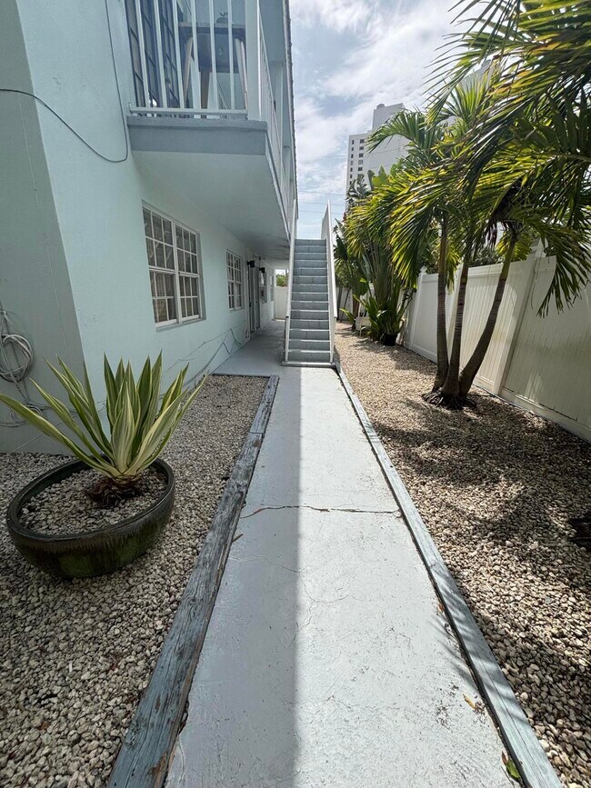 Building Photo - 5207 N Flagler Dr