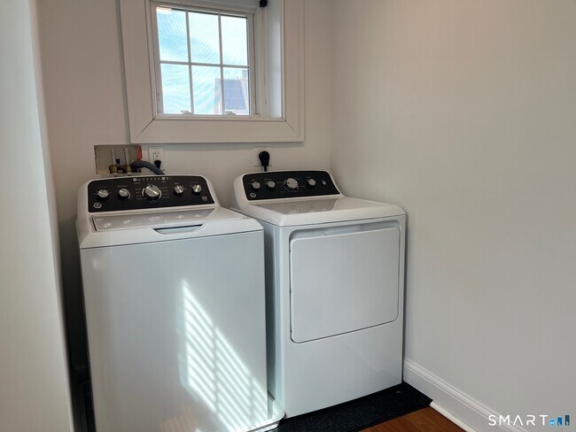 Building Photo - 446 Old Stratfield Rd