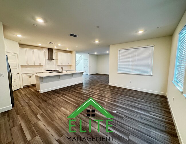 Building Photo - Spacious and Modern 4-Bedroom Home in Desi...