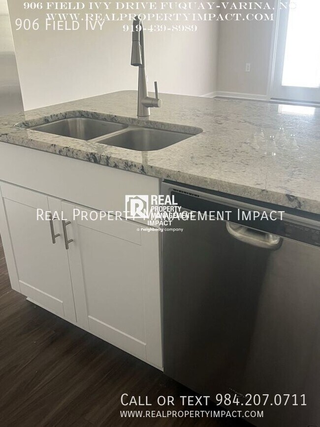 Building Photo - 906 Field Ivy Dr