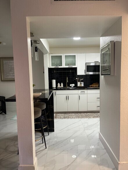 Building Photo - 7120 Fairway Dr