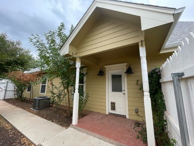 Building Photo - Three Bedroom Three Bathroom Home Near ACU