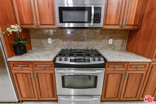 Building Photo - 11755 Montana Ave