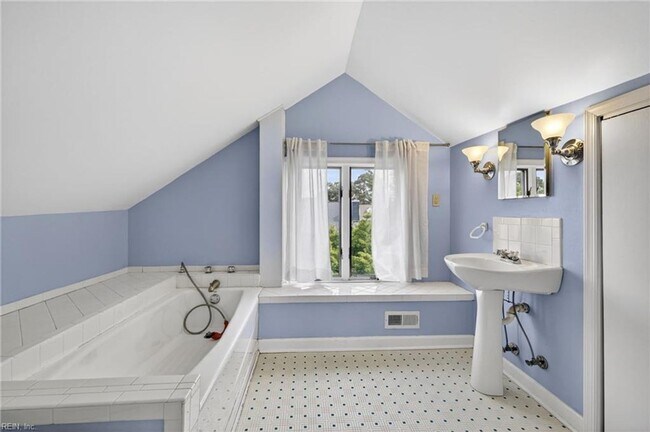Building Photo - Charming 4-Bedroom Home in the Heart of Colonial Place