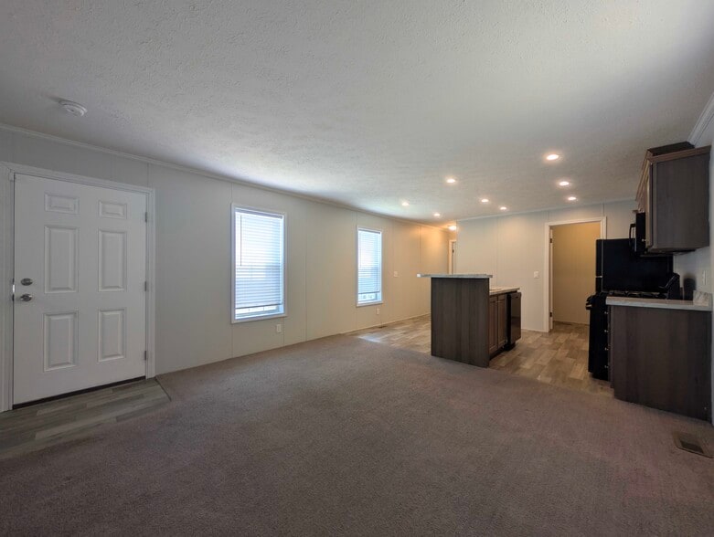 Building Photo - 15929 Villaire Ave