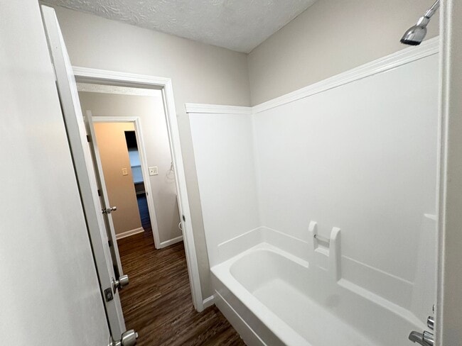 Building Photo - Welcome to this charming 2-bedroom, 1-bath...