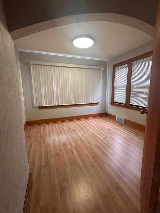 Building Photo - Welcome home- Large 3 Bedroom Home
