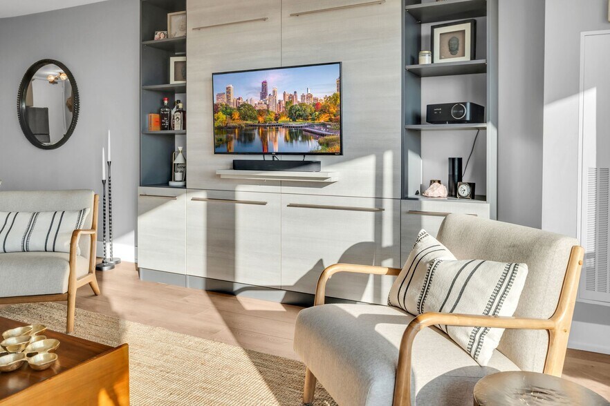 MURPHY BED CLOSED - 2020 N Lincoln Park W