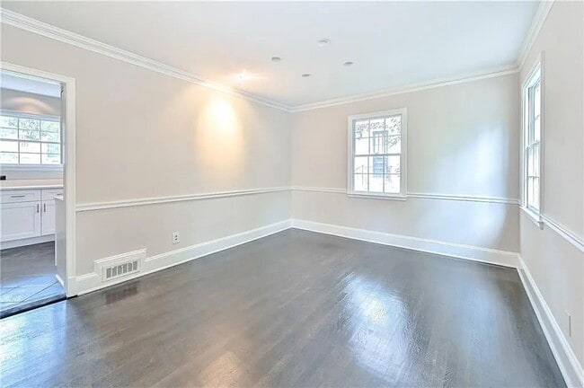 Building Photo - 410 Collier Rd NW