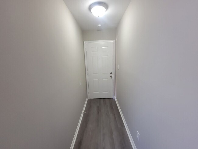 Building Photo - 1546 Hamilton Dr