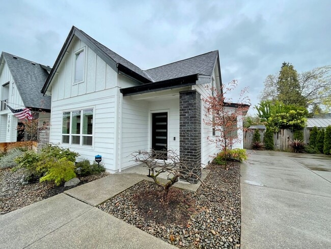 Building Photo - Charming 1Bed 1Bath Modern 2 Story Cottage with Fabulous Updates! Washer & Dryer Hook-ups!