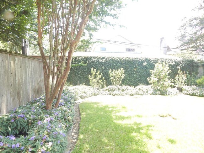 Building Photo - 5583 Beverly Hill St