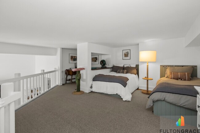 Building Photo - 2100 N Lincoln Park W