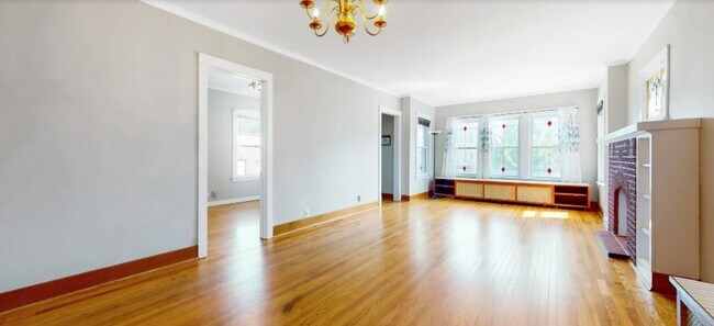 Building Photo - 5014 W Cornelia Ave