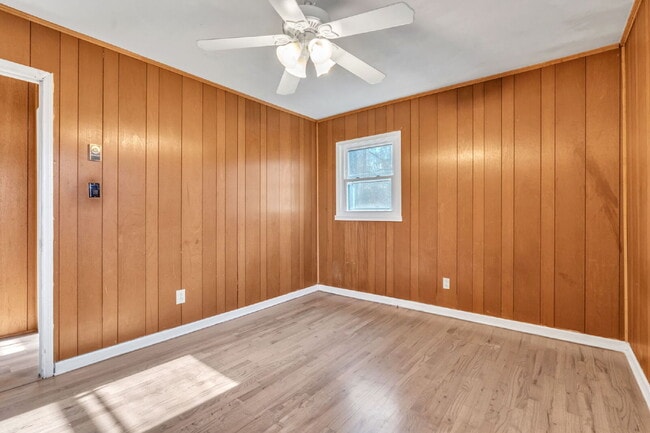 Building Photo - Well maintained 3BR, 1BA single family home with yard, carport and storage shed on quiet road in ...