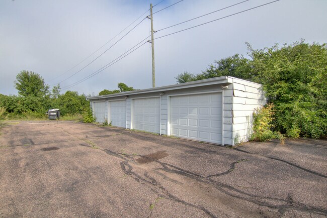 Building Photo - 2228 Peters Dr