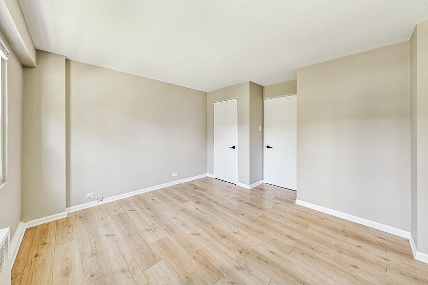 Building Photo - 2909 N Sheridan Rd