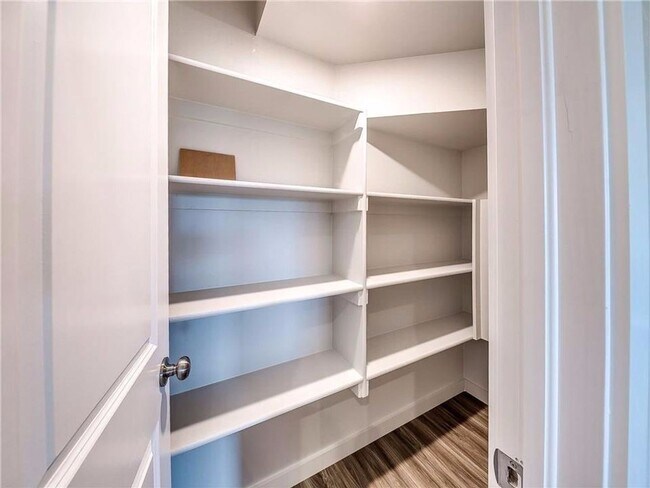 Building Photo - Beautiful 3/2 on a .56 acre lot!