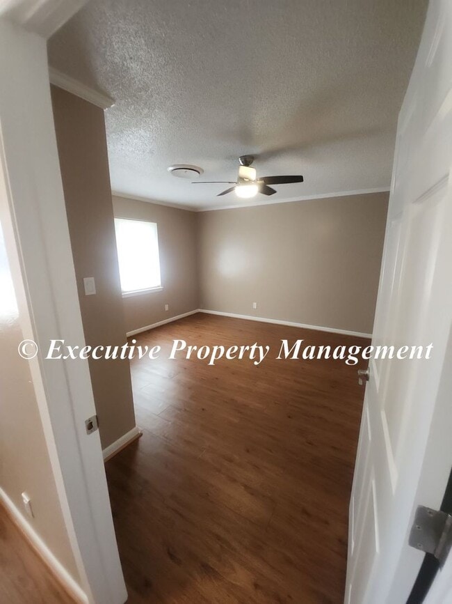 Building Photo - 1009 Robertson Ave