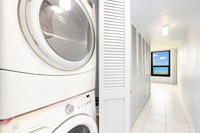 Building Photo - Firework & Harbor Views - Yacht Harbor Tower #1407 1 BD 1 BA 1 PRK