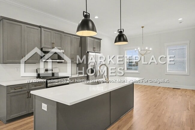 Building Photo - 1034 E Trinity Ln